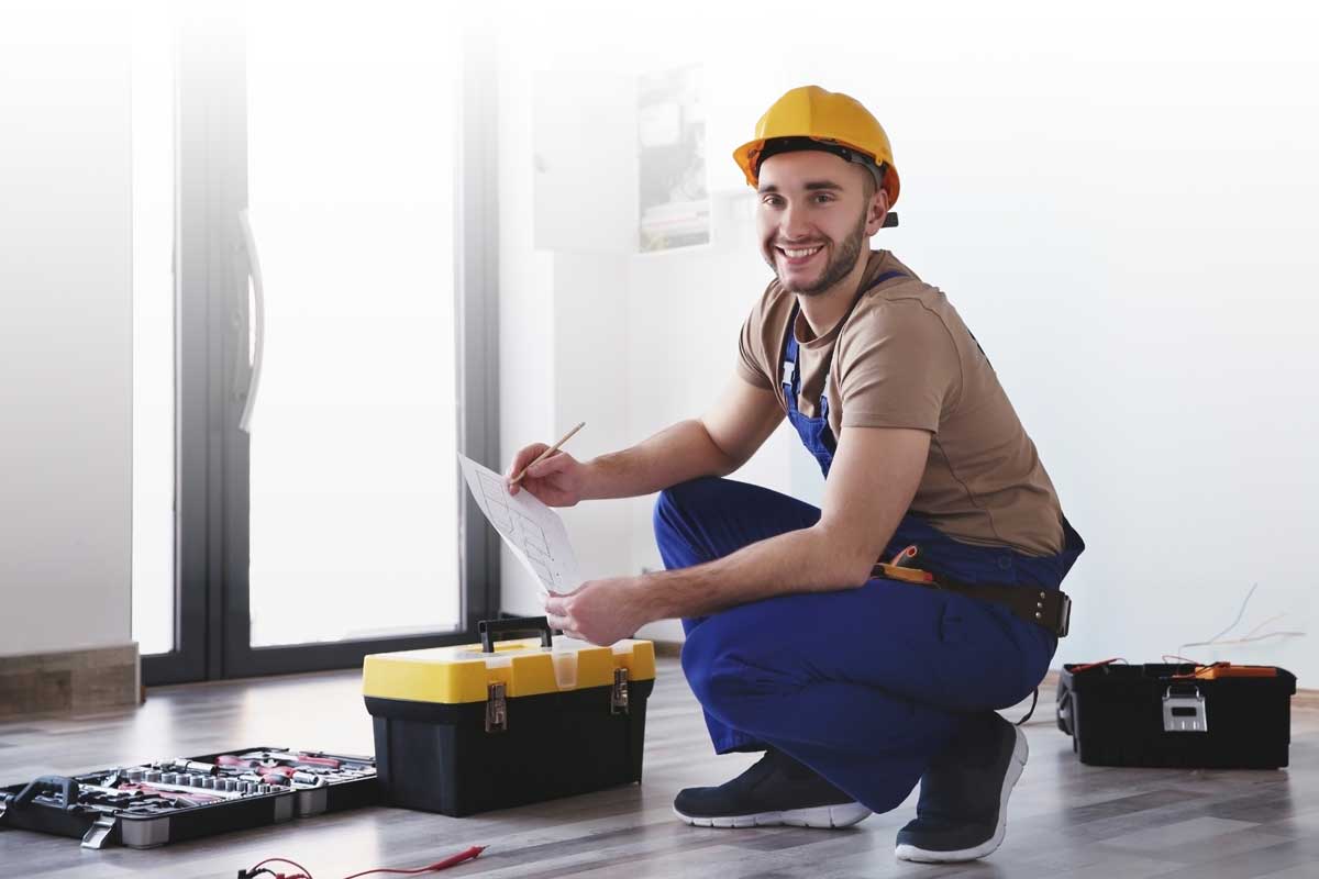 elektriker-pose Elektriker bei der Arbeit